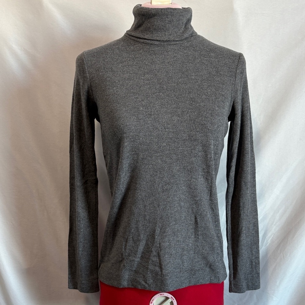 Uniqlo Gray Turtleneck Sweater MM211